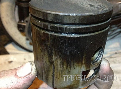 Xéc măng bị hở khiến cho dầu đi vào bồng cháy gây ra hiện tượng xe máy bị ra khói trắng