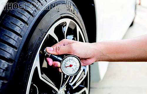 Kiểm tra áp suất trong lốp xe đảm bảo đủ hơi trong khi di chuyển trên đường