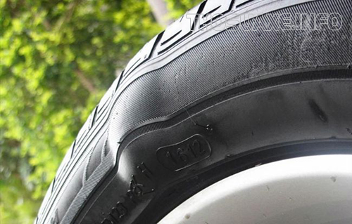 Lốp xe máy bị phồng là hiện tượng xảy ra khá phổ biến bởi lốp xe tiếp xúc trực tiếp với mặt đường