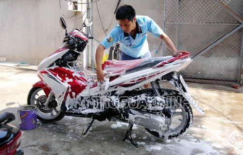 Có nên rửa xe máy thường xuyên không?