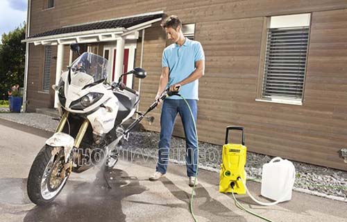 Rửa xe máy thường xuyên giúp xe luôn sạch sẽ và như mới