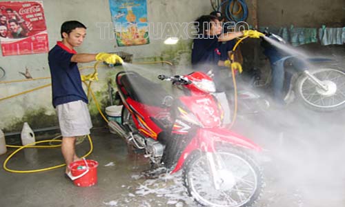 Khi rửa xe cần chuẩn bị đầy đủ dụng cụ hỗ trợ để quá trình vệ sinh xe diễn ra thuận tiện hơn