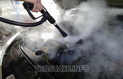 Khi phun nước rửa xe ngay khi máy còn nóng thì sẽ xuất hiện hiện tượng đối nghịch áp suất trong động cơ, có thể kéo đến nguy cơ gây nứt vỡ.
