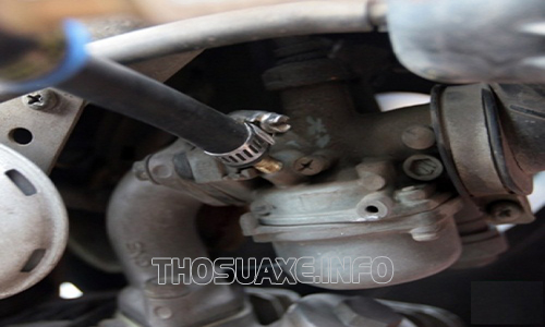 Ống dẫn xăng và dây ga bị kẹt có thể là nguyên nhân khiến cho chiếc xe bị ngộp xăng.