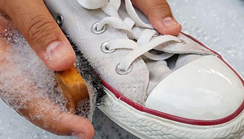 Đánh giày bằng nước rửa chén