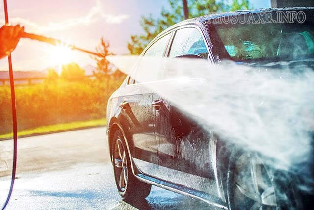 Sai lầm khi rửa xe dưới trời nắng gắt