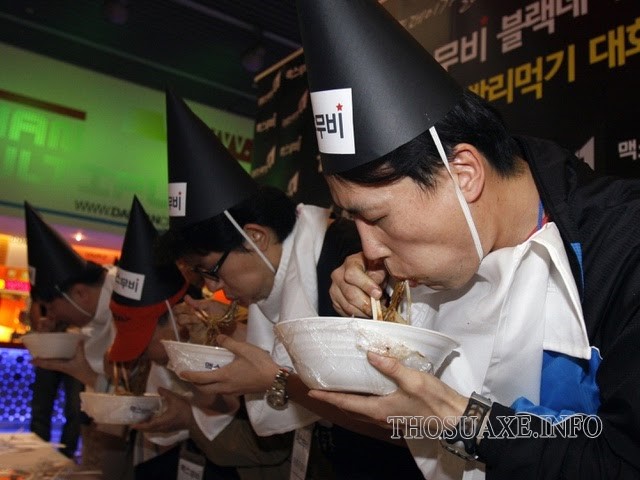 Một cuộc thi ăn mì tương đen Jajangmyeon được tổ chức trong ngày 14/4