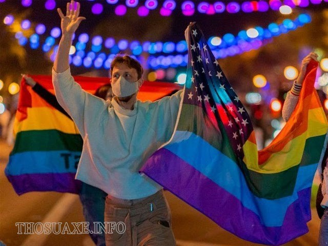 Một người thuộc cộng đồng LGBT xuống đường ăn mừng khi Quốc hội Mỹ thông qua đạo luật kết hôn đồng giới