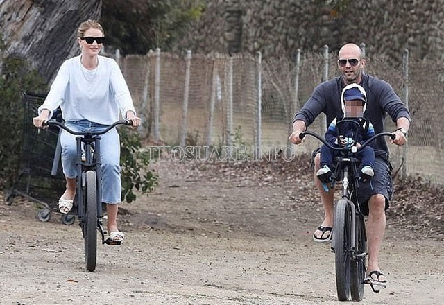 Cả gia đình đạp xe trong kỳ nghỉ hiếm hoi