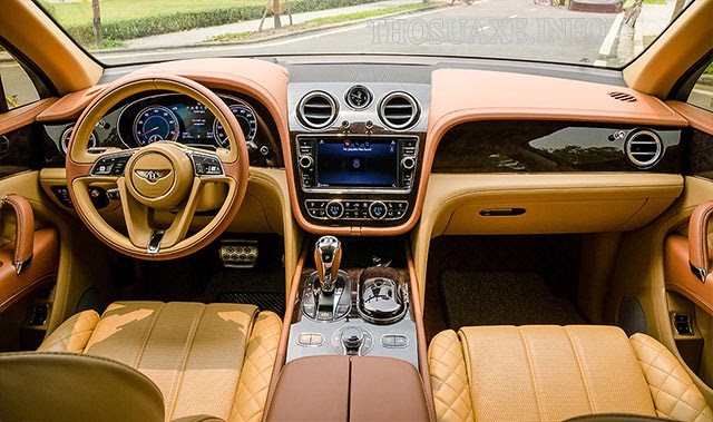Nội thất được làm từ da và gỗ của Bentley