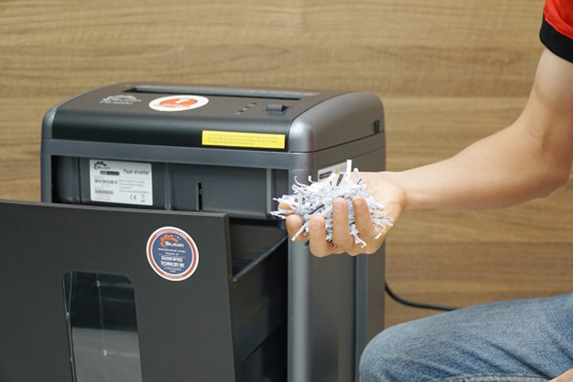 Thường xuyên đổ rác để tránh máy hủy tài liệu bị kẹt giấy