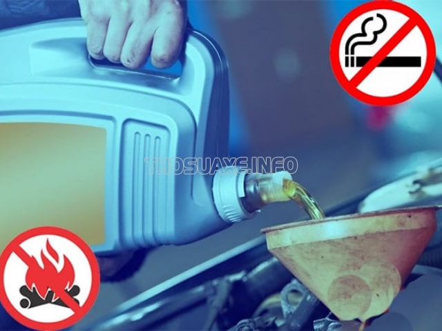 Không để các vật có thể gây cháy nổ ở gần khi thay dầu cho máy rửa xe