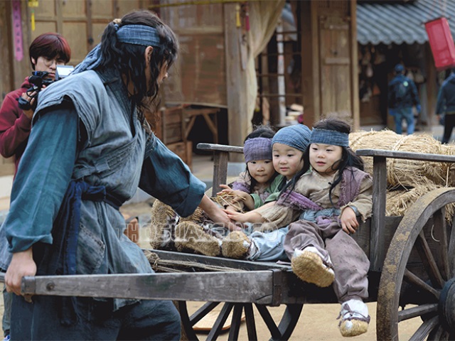 Bộ 3 em bé quốc dân Daehan, Minguk, Manse làm cameo trong phim của bố
